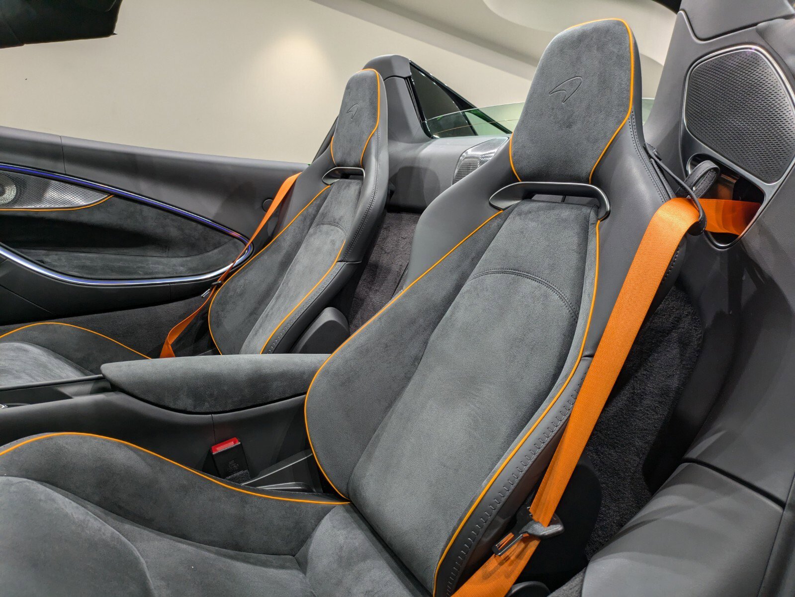 Used 2025 McLaren Artura Spider image 9