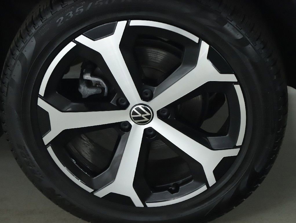 Used 2025 Volkswagen Tiguan SE image 37