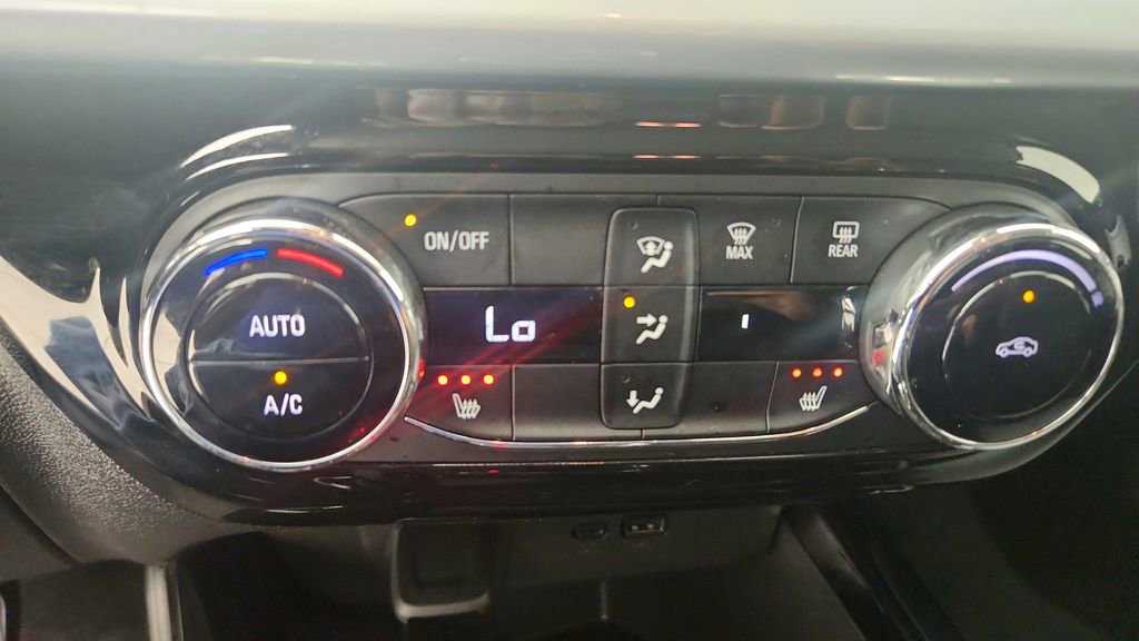 Certified 2025 Chevrolet Trax LT w/ LT Convenience Package image 21