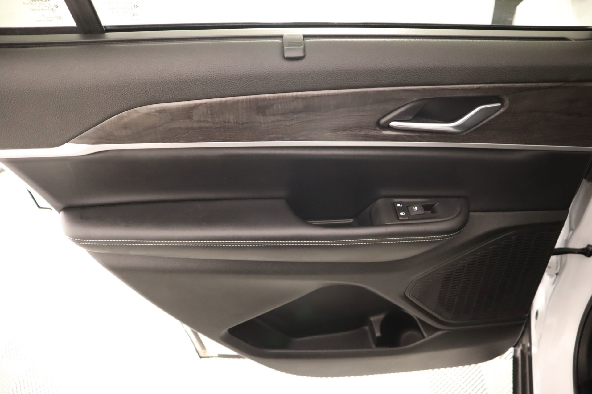 Used 2024 Jeep Grand Cherokee L Limited w/ Luxury Tech Group II image 19