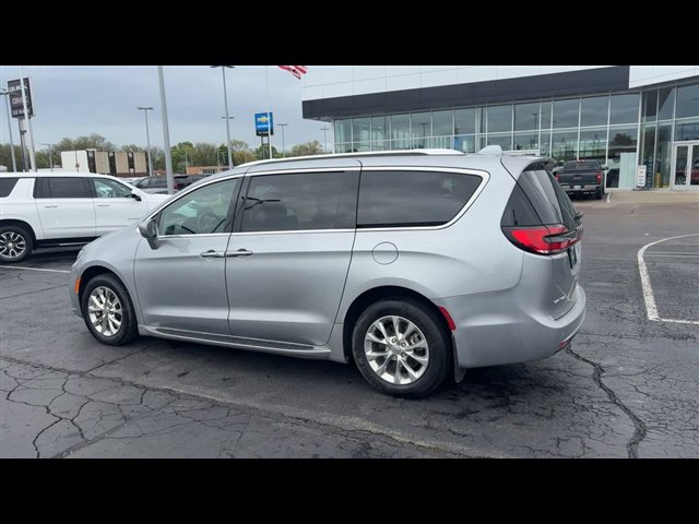 Used 2021 Chrysler Pacifica Touring-L AWD/4WD image 6