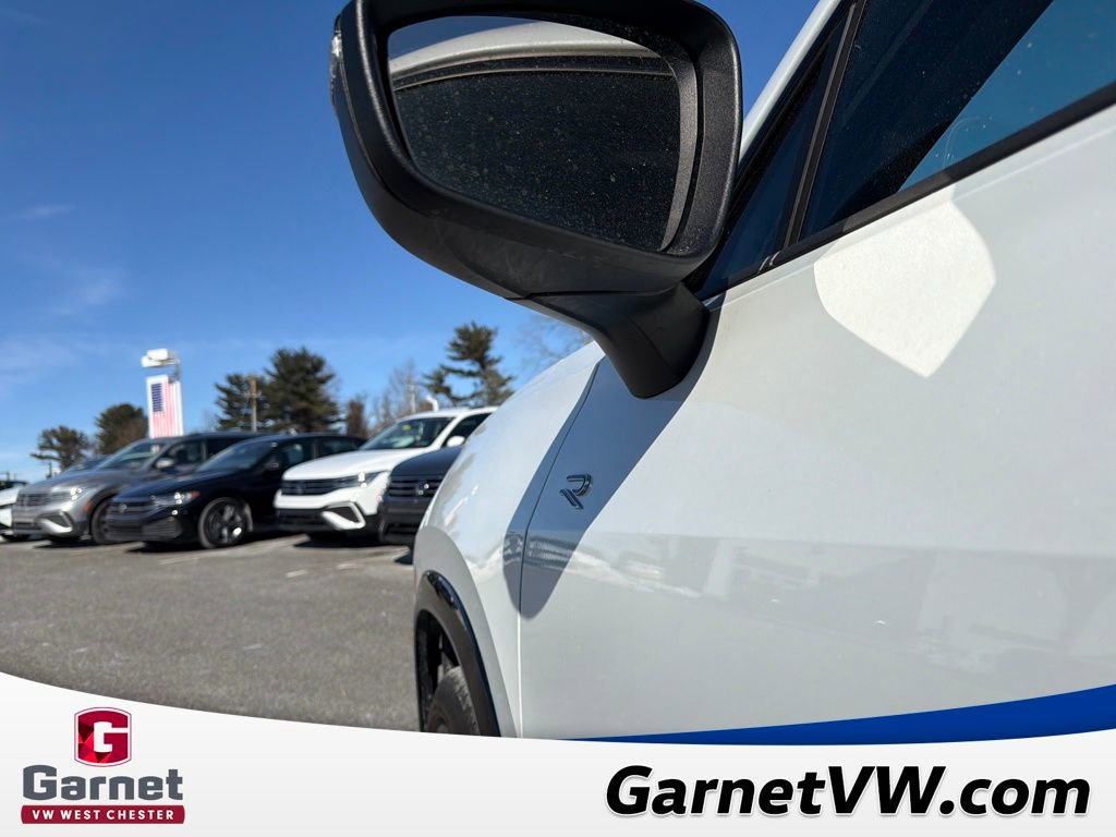 Certified 2025 Volkswagen Tiguan SE R-Line image 33