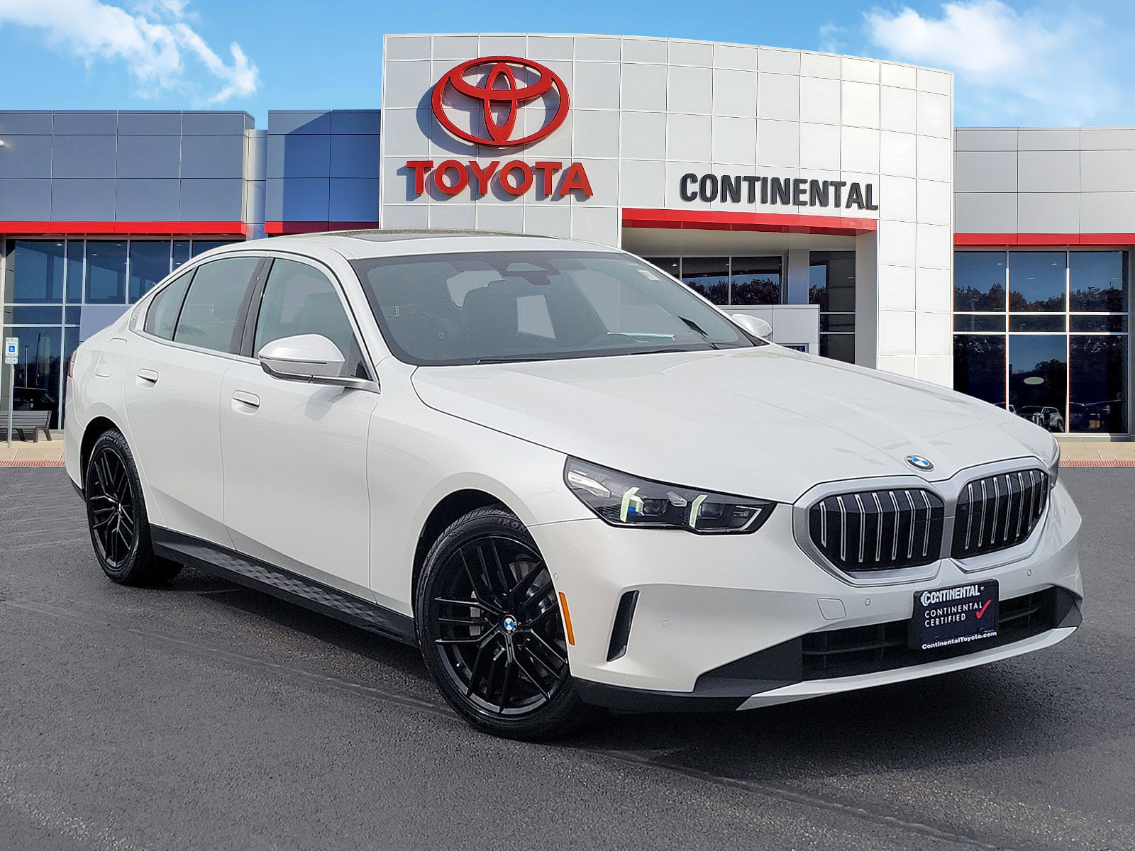 Used 2024 BMW 530i xDrive AWD/4WD image 2