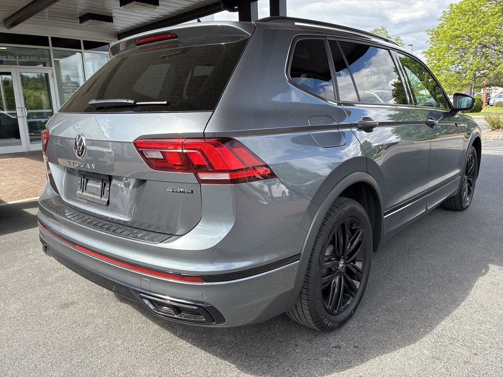 Used 2022 Volkswagen Tiguan SE R-Line AWD/4WD image 7