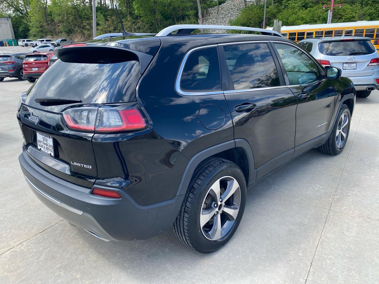 Used 2019 Jeep Cherokee Limited w/ Technology Group AWD/4WD image 6