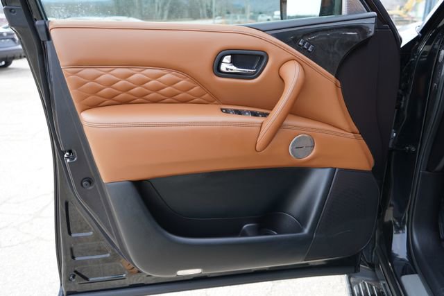 Used 2023 INFINITI QX80 Sensory w/ All-Season Package image 11