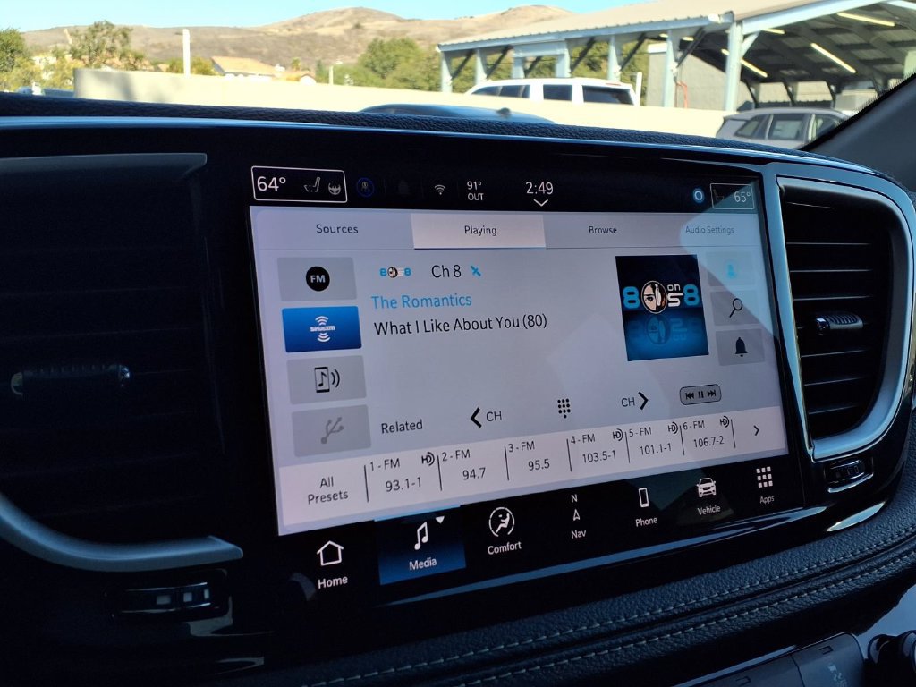 Used 2024 Chrysler Pacifica Limited FWD image 8