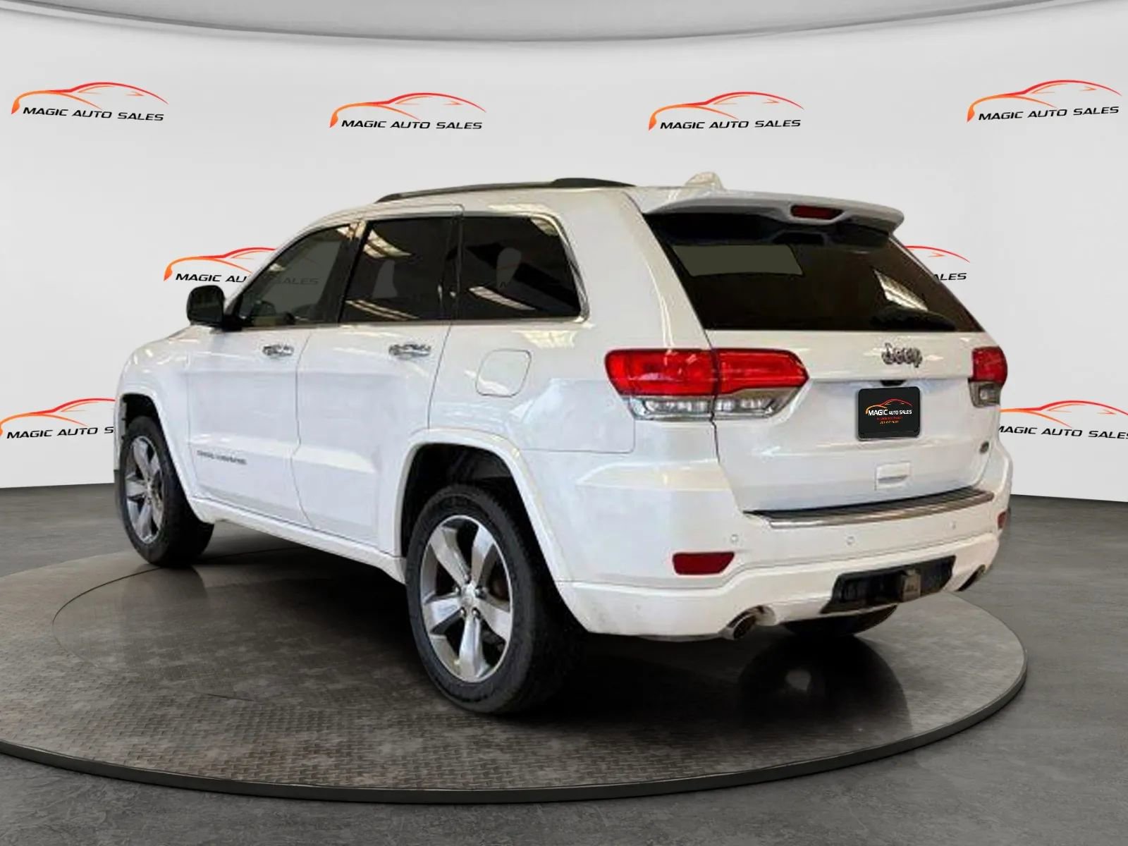 Used 2016 Jeep Grand Cherokee Overland w/ Advanced Technology Group AWD/4WD image 4