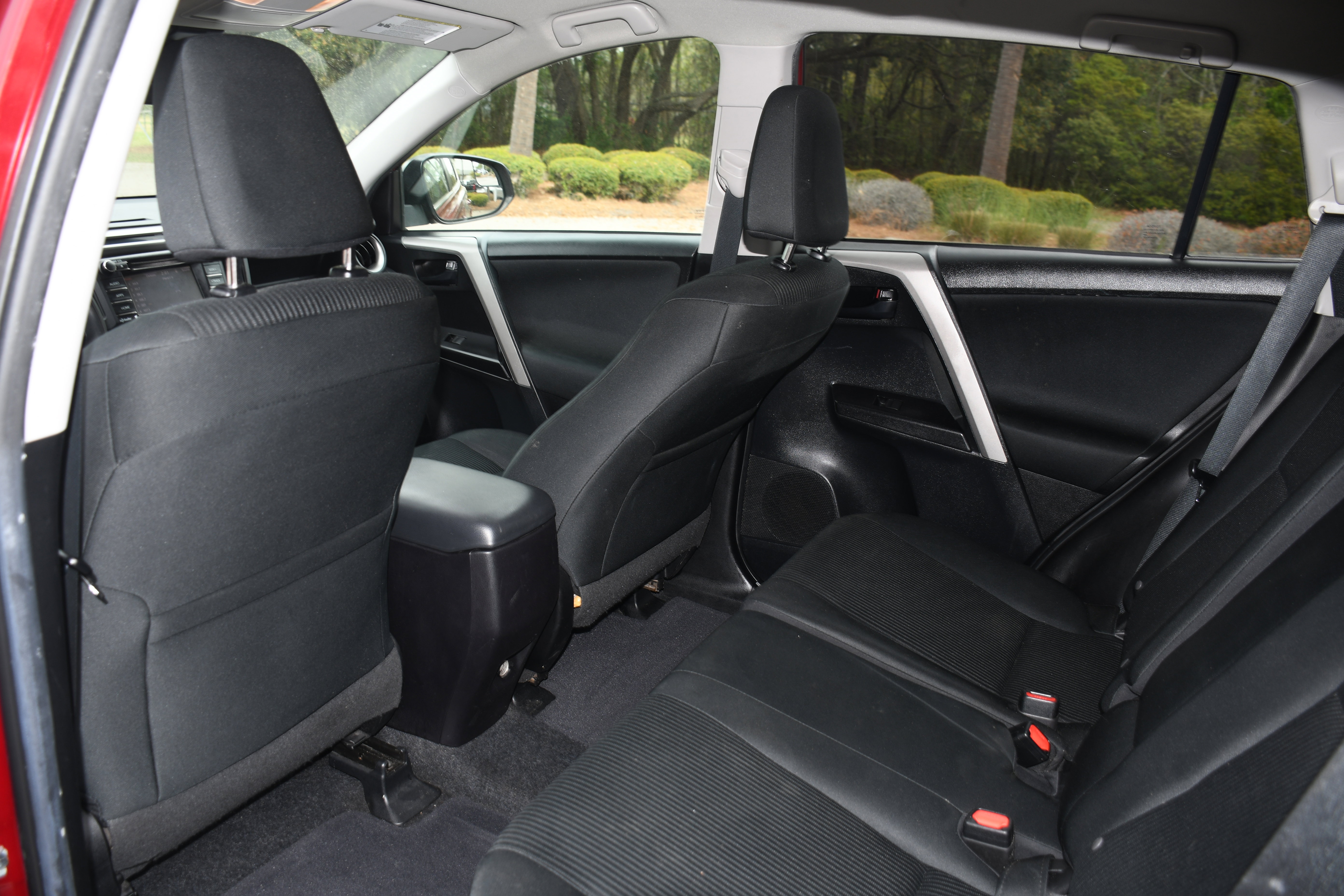 Used 2018 Toyota RAV4 LE FWD image 14