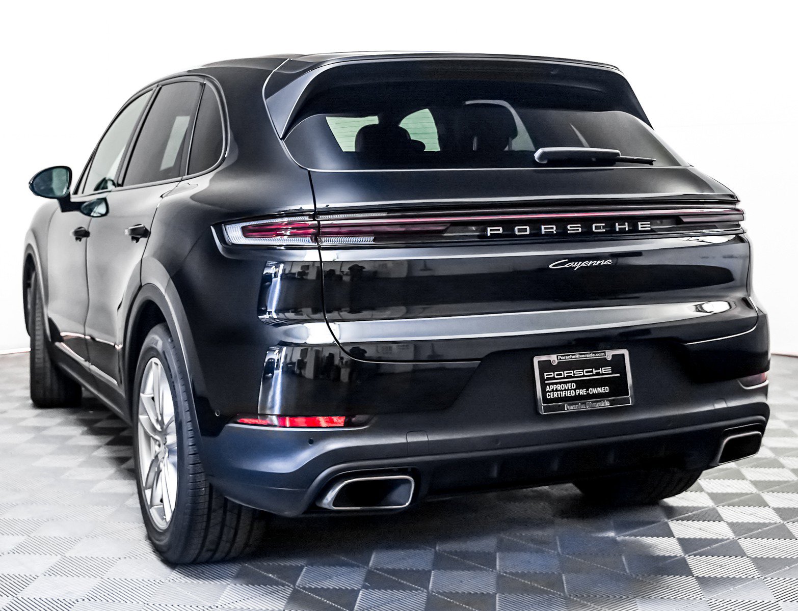 Used 2025 Porsche Cayenne image 3
