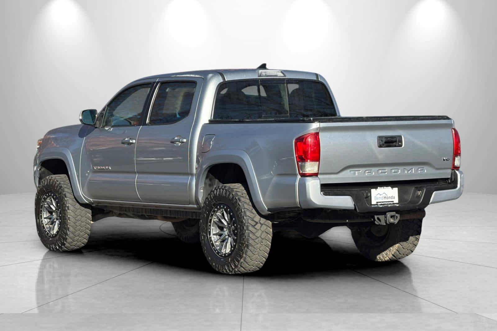 Used 2017 Toyota Tacoma TRD Sport w/ Tow Package (A/T) image 6