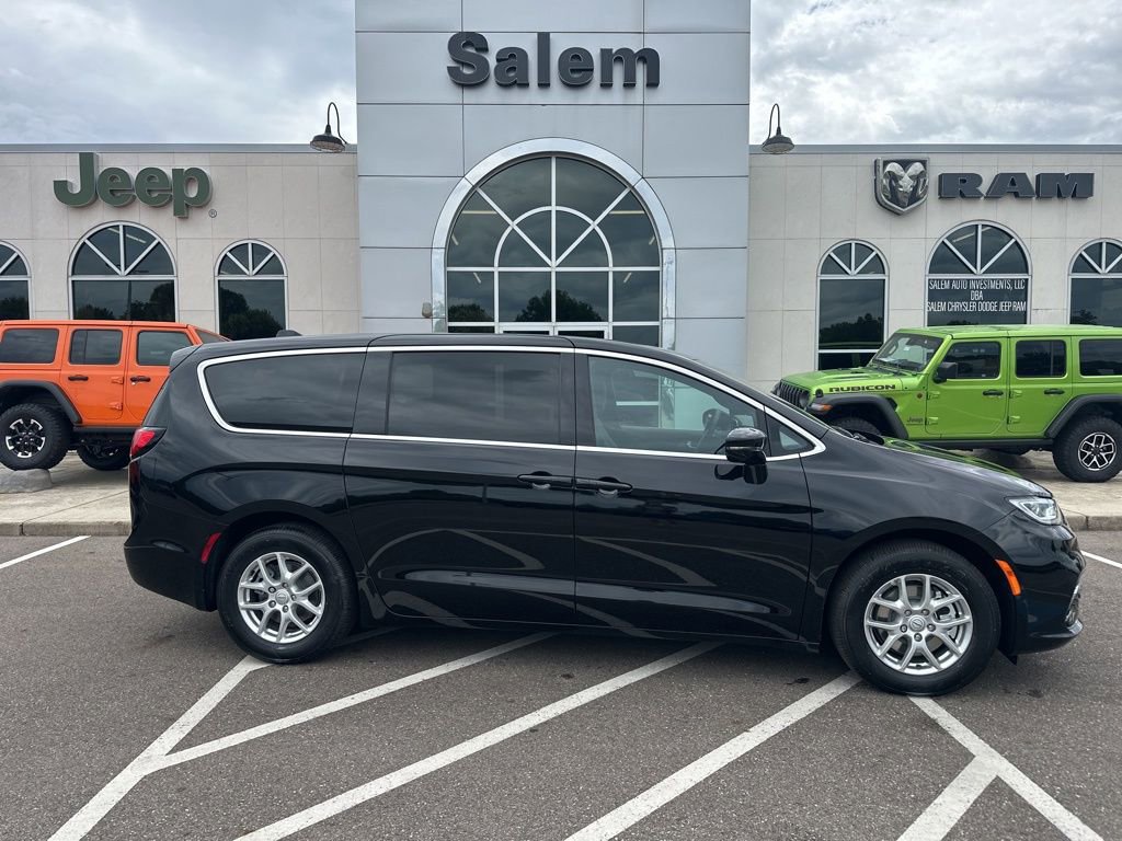New 2026 Chrysler Pacifica Select