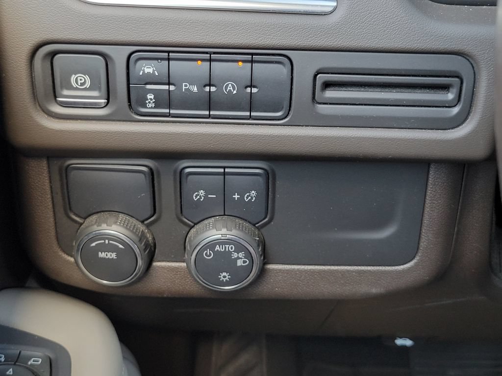 Used 2024 Chevrolet Suburban LT RWD image 26