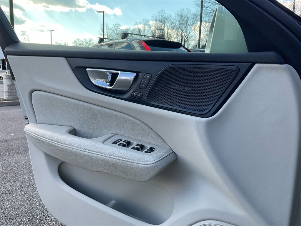 Used 2020 Volvo V60 T5 Momentum image 18