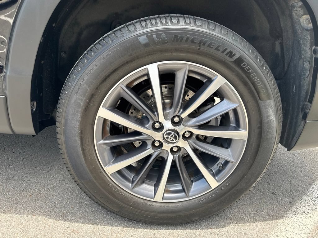 Used 2019 Toyota Highlander XLE FWD image 29