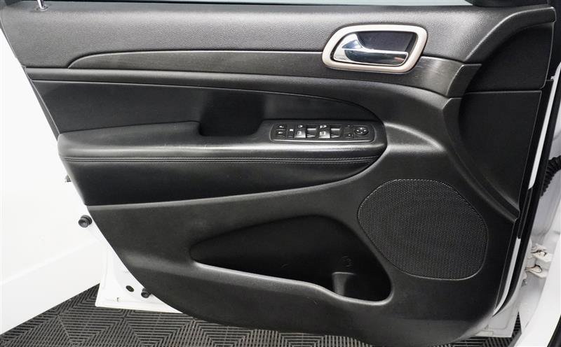 Used 2017 Jeep Grand Cherokee Laredo image 38