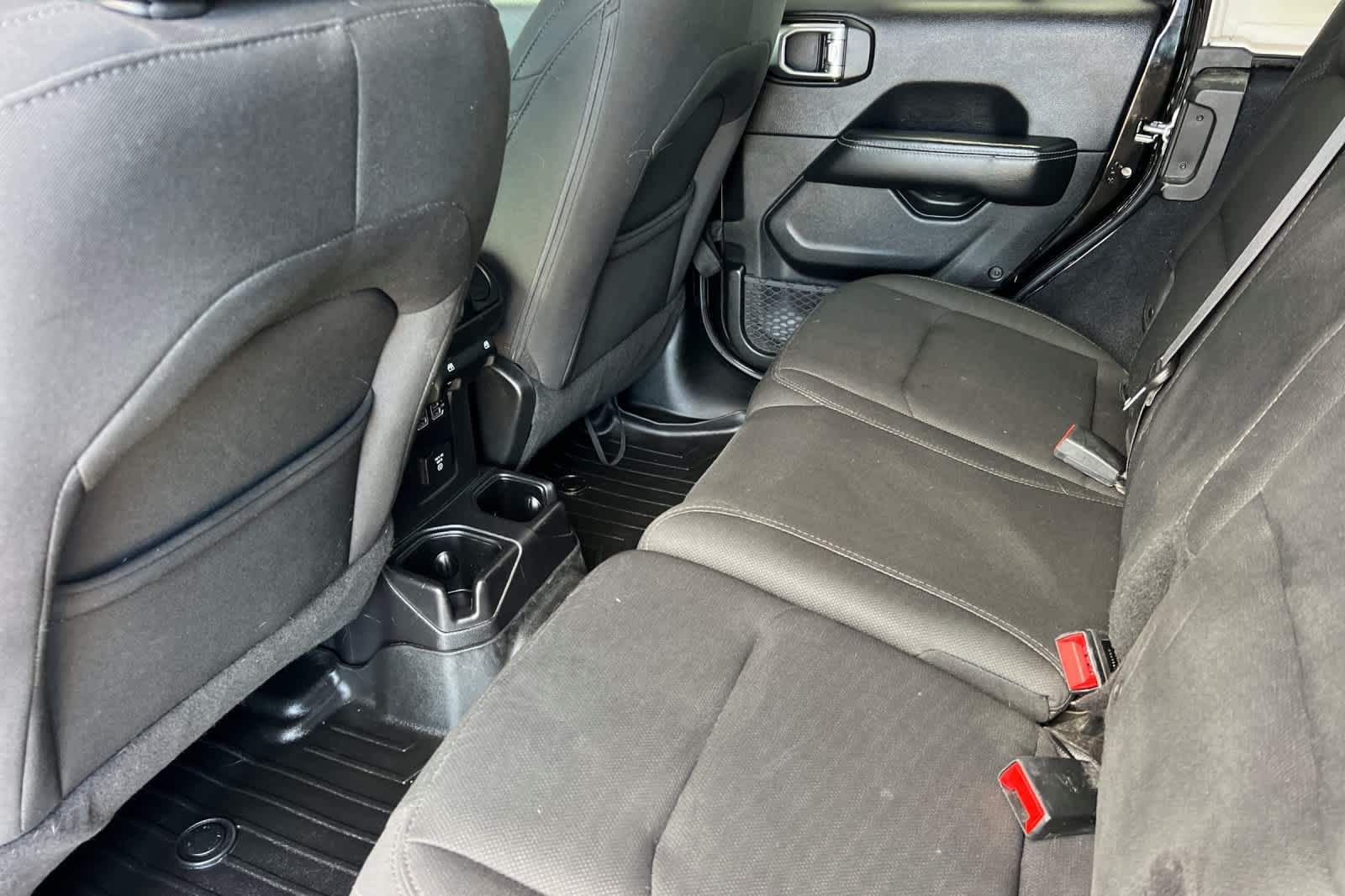 Used 2018 Jeep Wrangler Unlimited Sahara w/ Uconnect 4C Nav & Sound Group AWD/4WD image 4