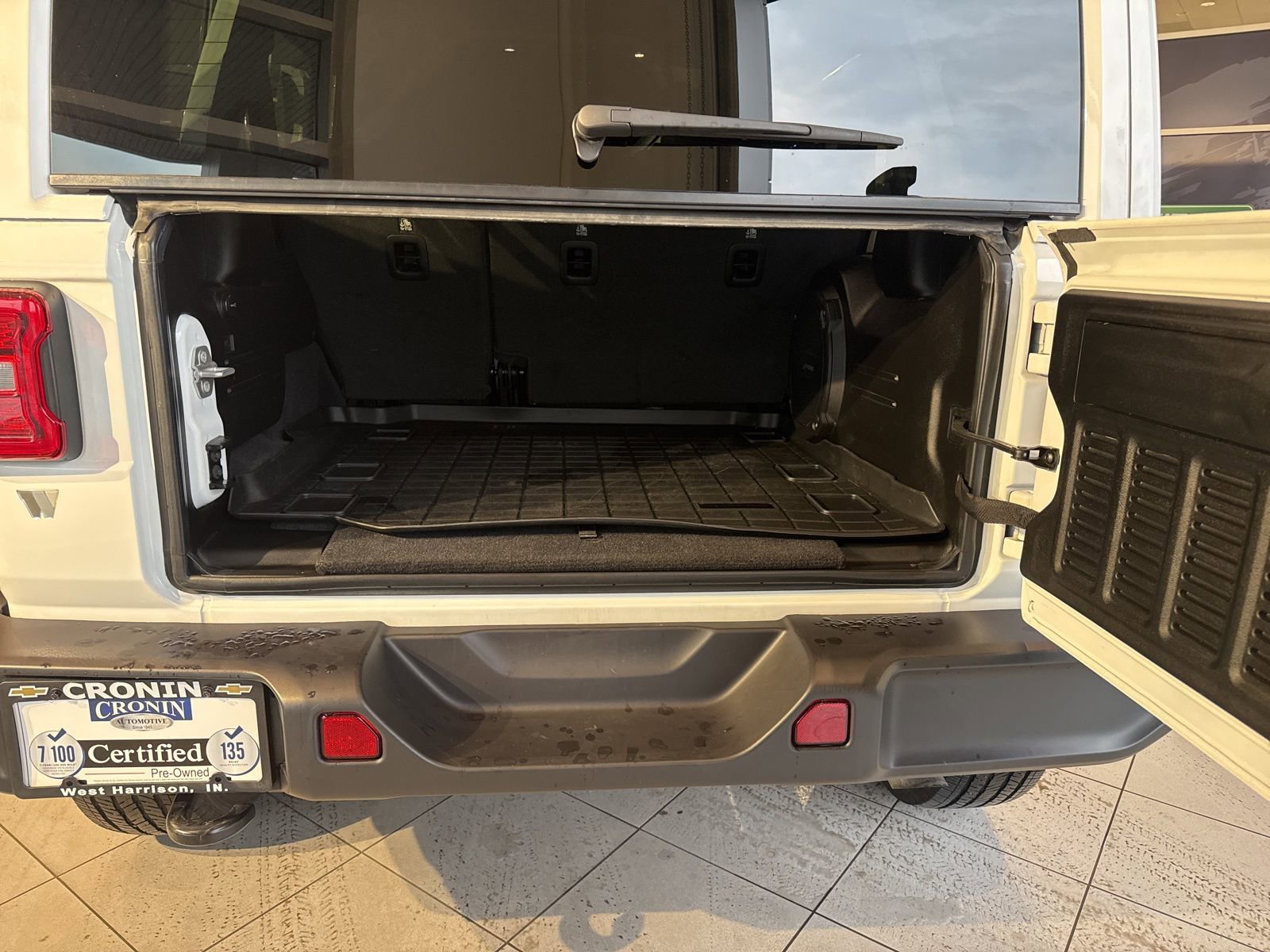 Used 2024 Jeep Wrangler Sahara w/ Technology Group image 16