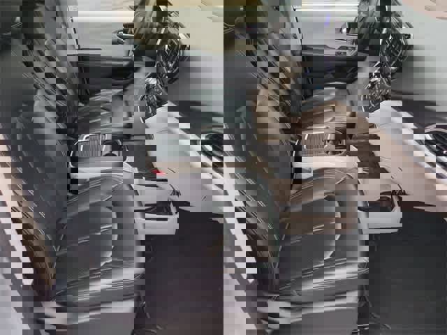 Used 2023 Chrysler Pacifica Touring-L image 21