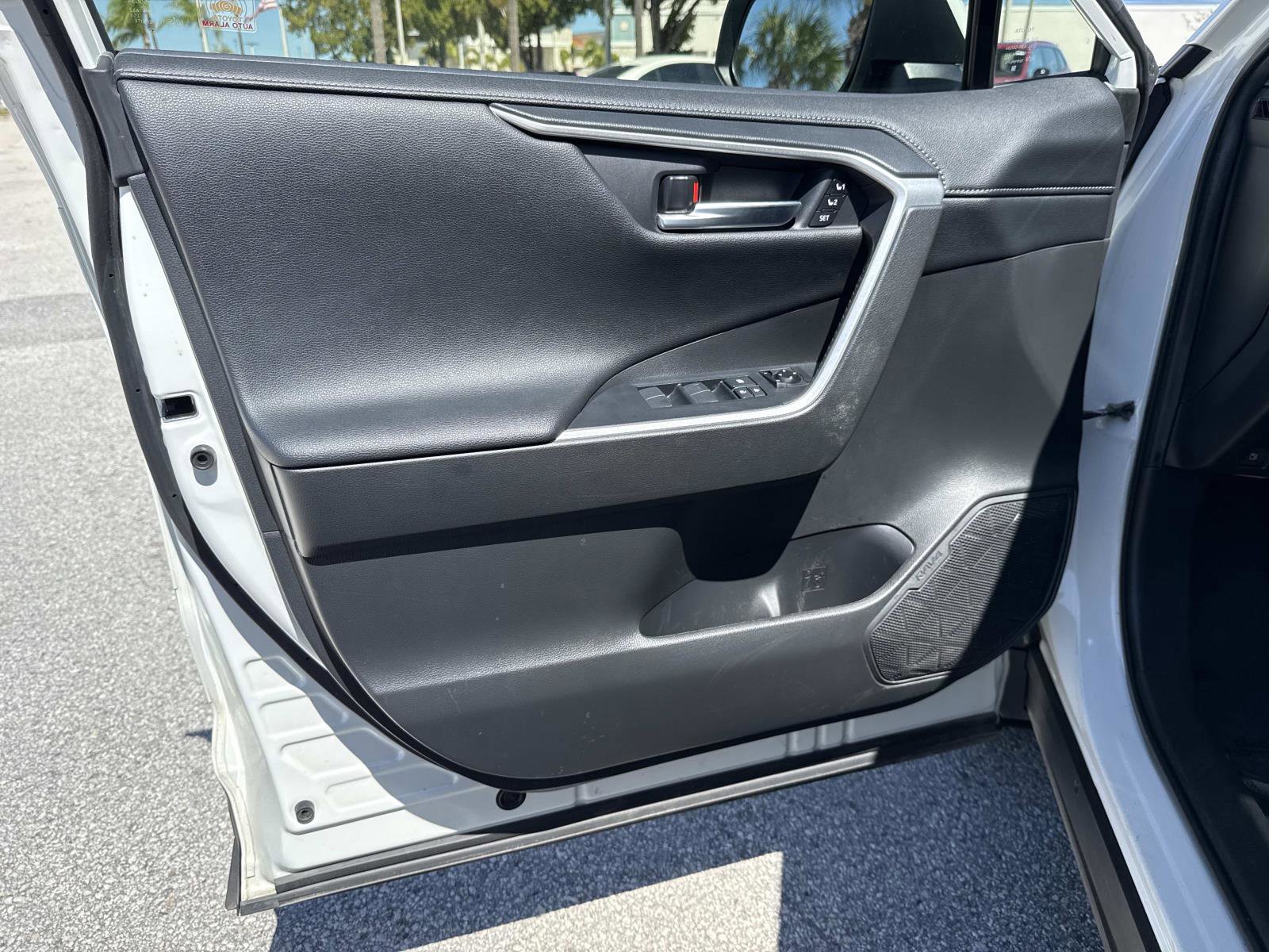 Used 2020 Toyota RAV4 Limited image 18