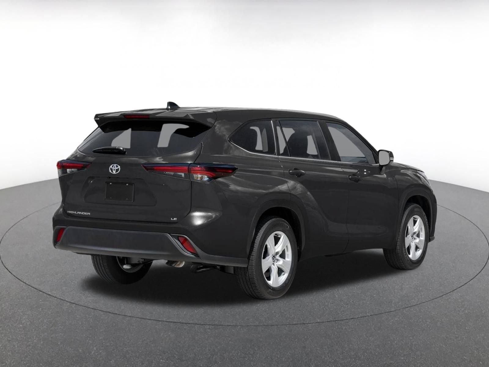 Used 2025 Toyota Highlander LE FWD image 2