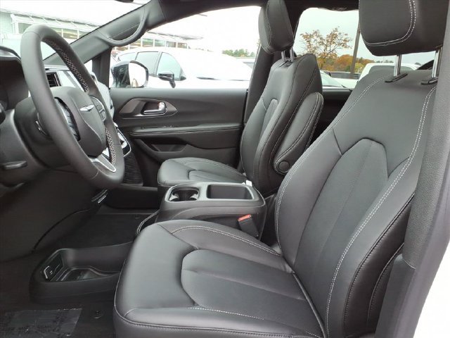 Used 2026 Chrysler Pacifica Select AWD/4WD image 8