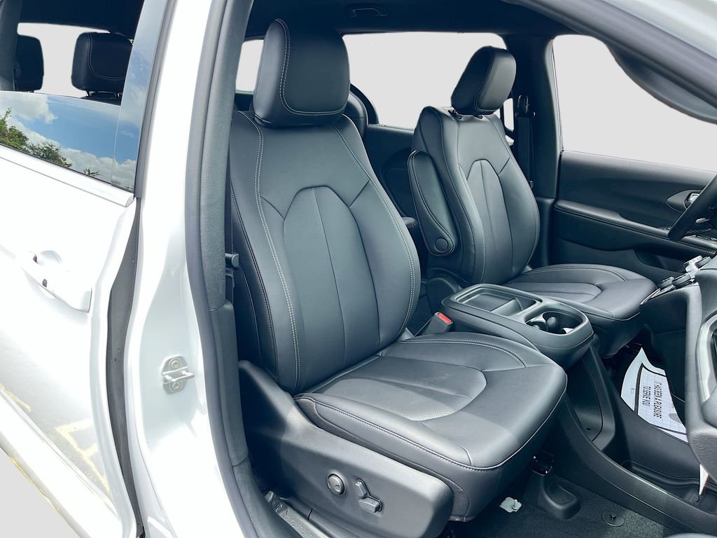 New 2027 Chrysler Pacifica Select FWD image 25