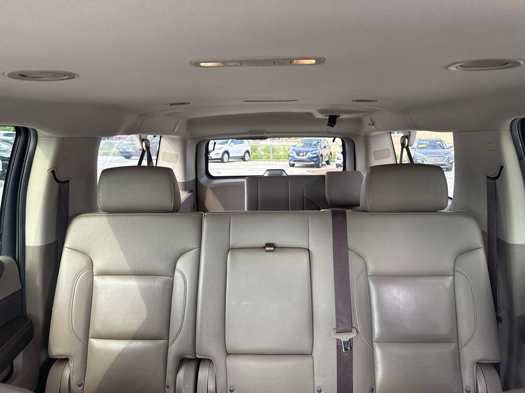 Used 2018 Chevrolet Suburban LT RWD image 28