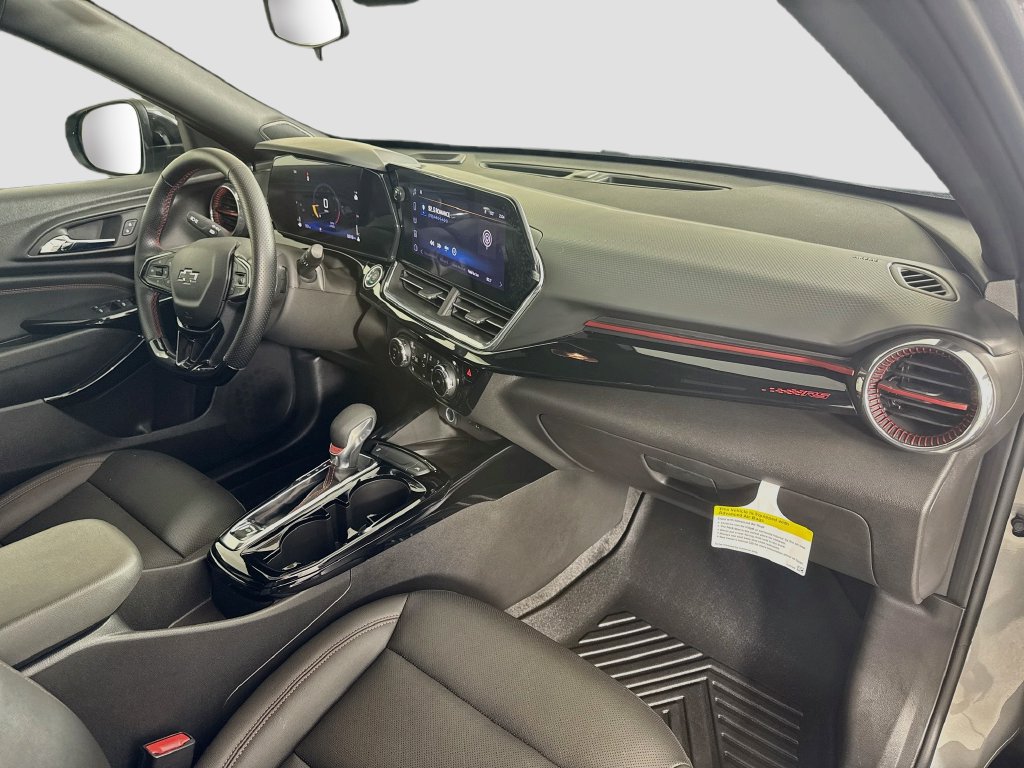 Used 2025 Chevrolet Trax RS w/ Sunroof Package FWD image 30