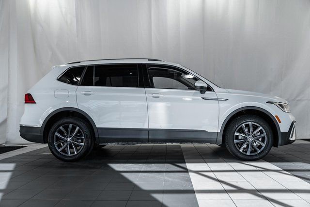 Used 2022 Volkswagen Tiguan SE w/ Panoramic Sunroof Package image 3