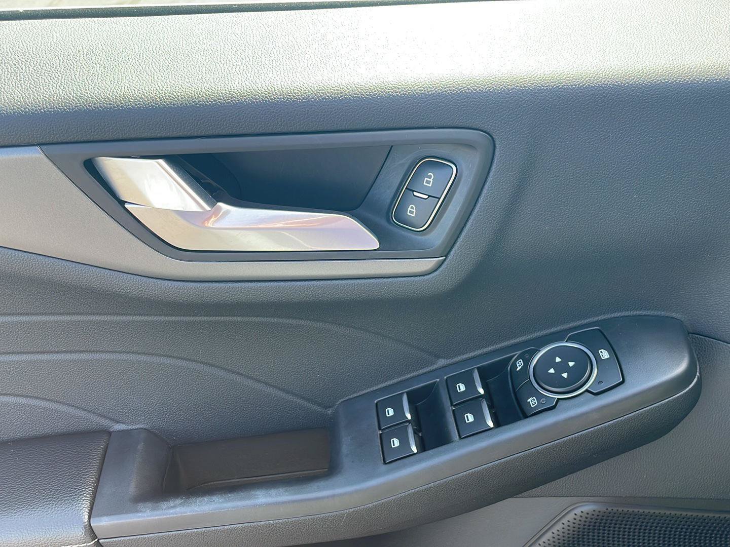 Used 2025 Ford Escape SE FWD image 12