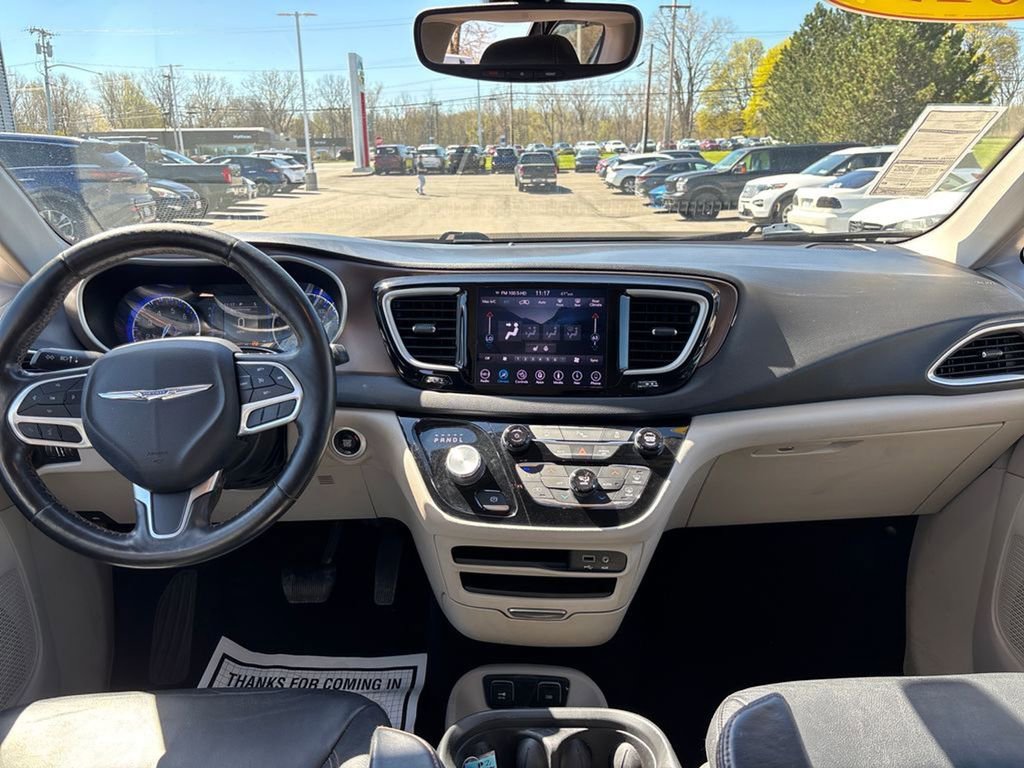 Used 2019 Chrysler Pacifica Touring-L FWD image 18