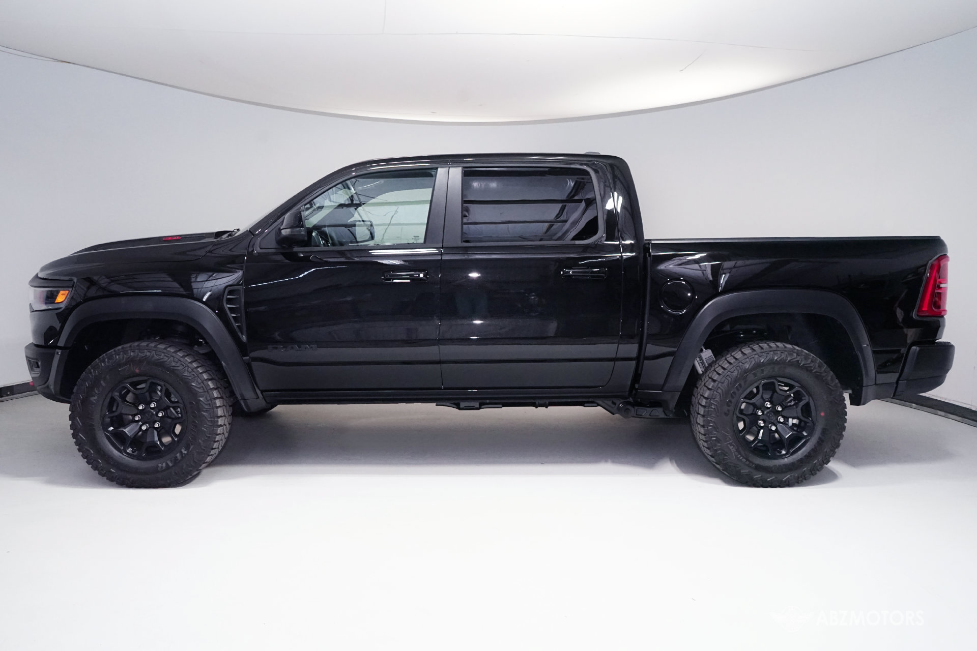 Used 2027 RAM 1500 4x4 Crew Cab image 4