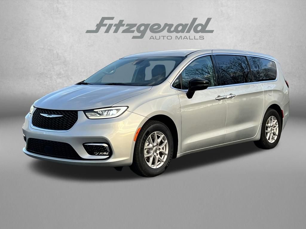 Used 2024 Chrysler Pacifica Touring-L image 2