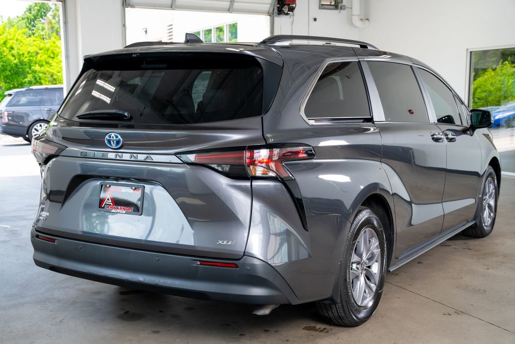 Used 2025 Toyota Sienna XLE image 9