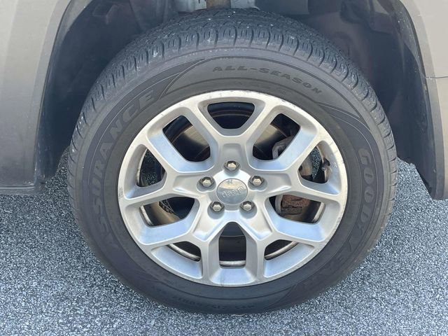Used 2017 Jeep Renegade Latitude w/ Cold Weather Group AWD/4WD image 9