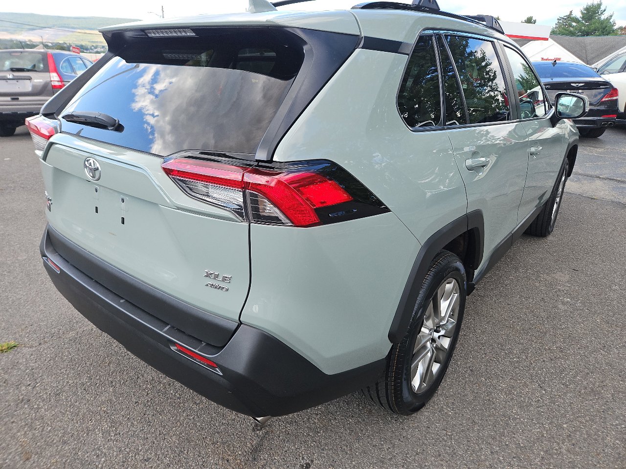 Used 2019 Toyota RAV4 XLE Premium image 3