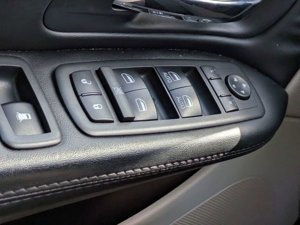 Used 2018 Dodge Grand Caravan SE w/ UConnect Hands-Free Group image 24