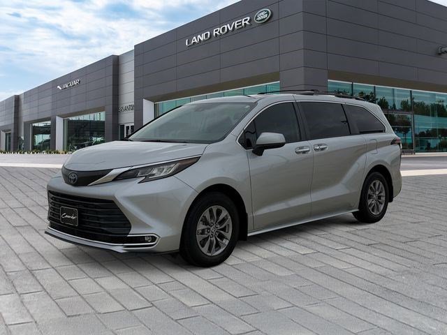 Used 2023 Toyota Sienna XLE FWD image 1