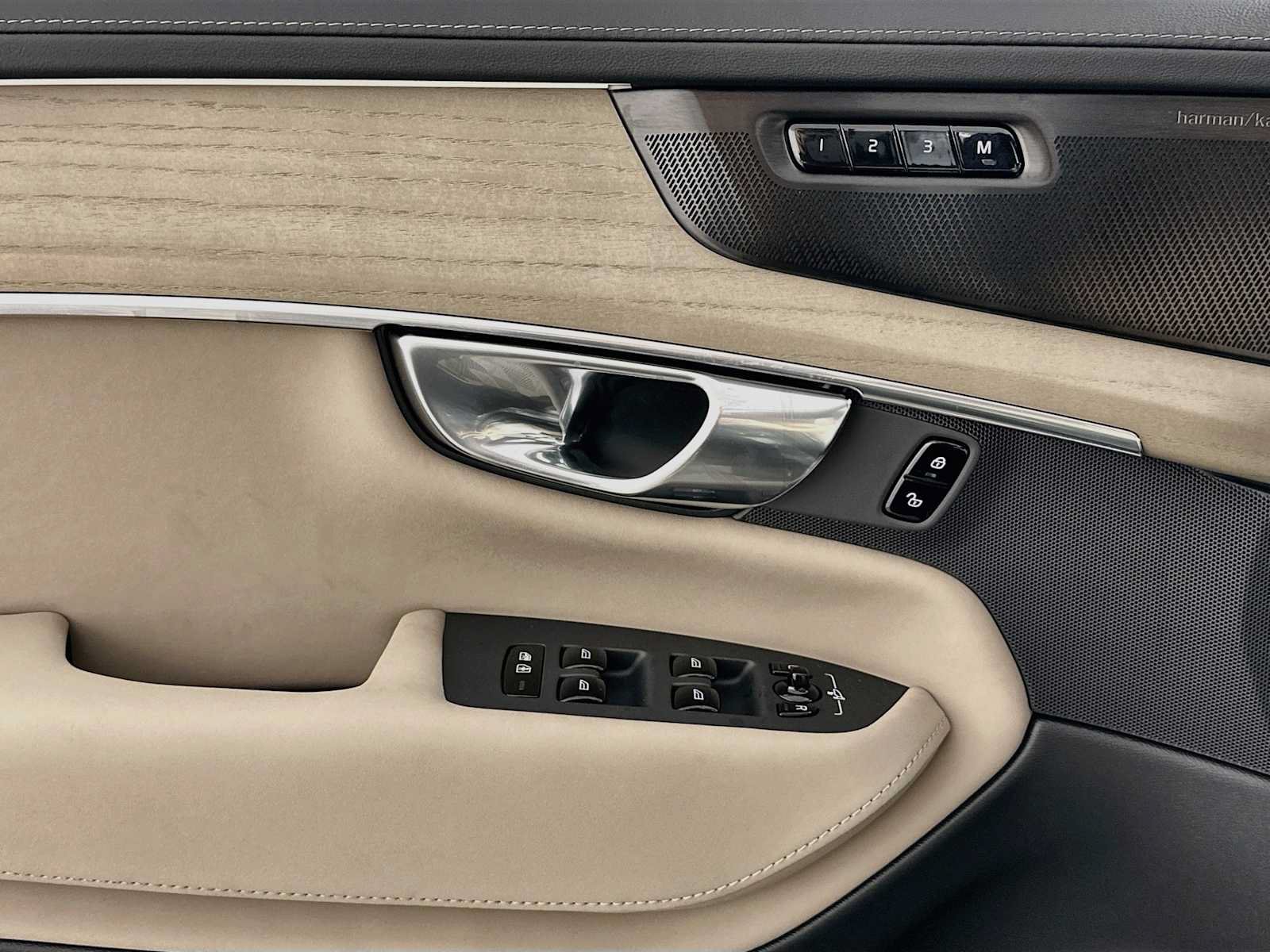New 2027 Volvo XC90 B6 Plus AWD/4WD image 16