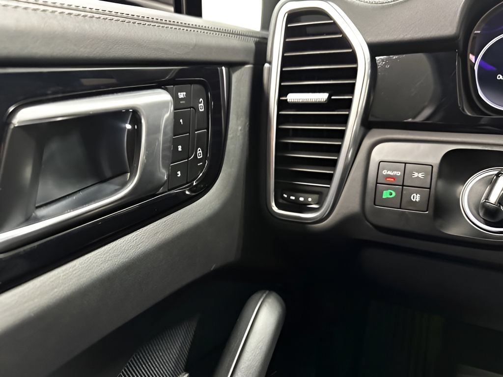 Certified 2023 Porsche Cayenne Platinum Edition AWD/4WD image 15
