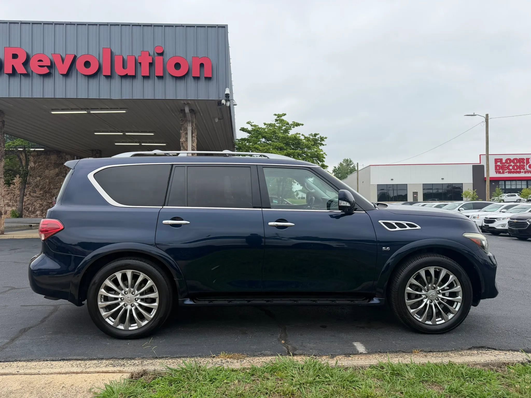 Used 2017 INFINITI QX80 2WD w/ Driver Assistance Package image 8