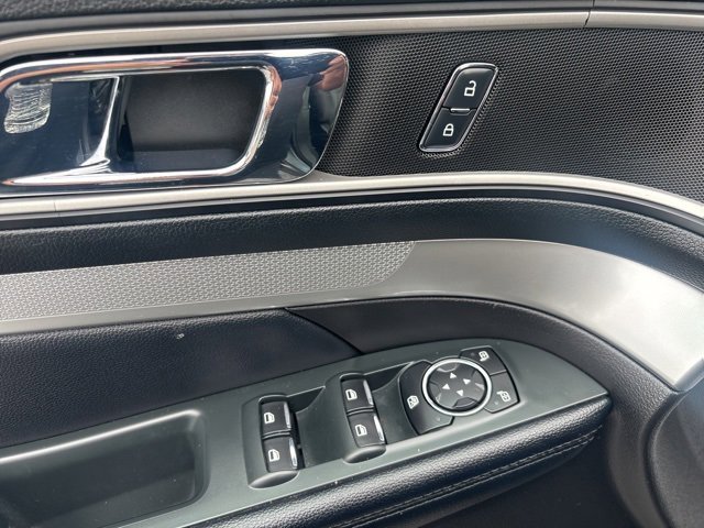 Used 2017 Ford Explorer XLT image 16