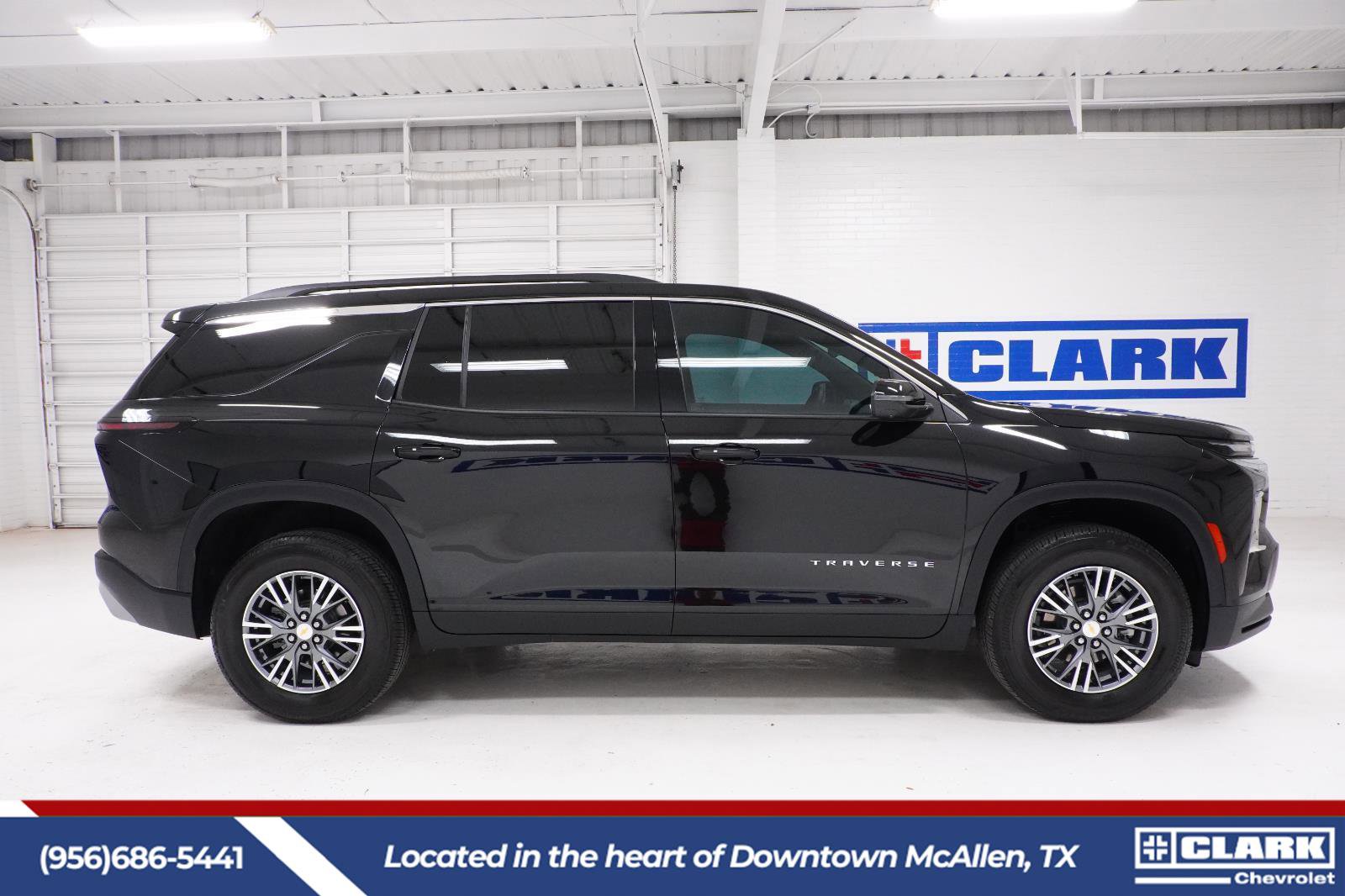 Used 2025 Chevrolet Traverse LT w/ Driver Confidence Package image 4