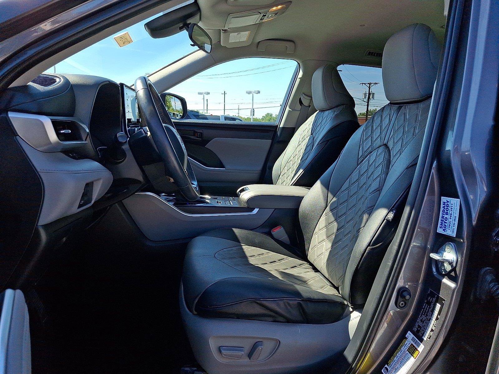 Used 2021 Toyota Highlander LE AWD/4WD image 16