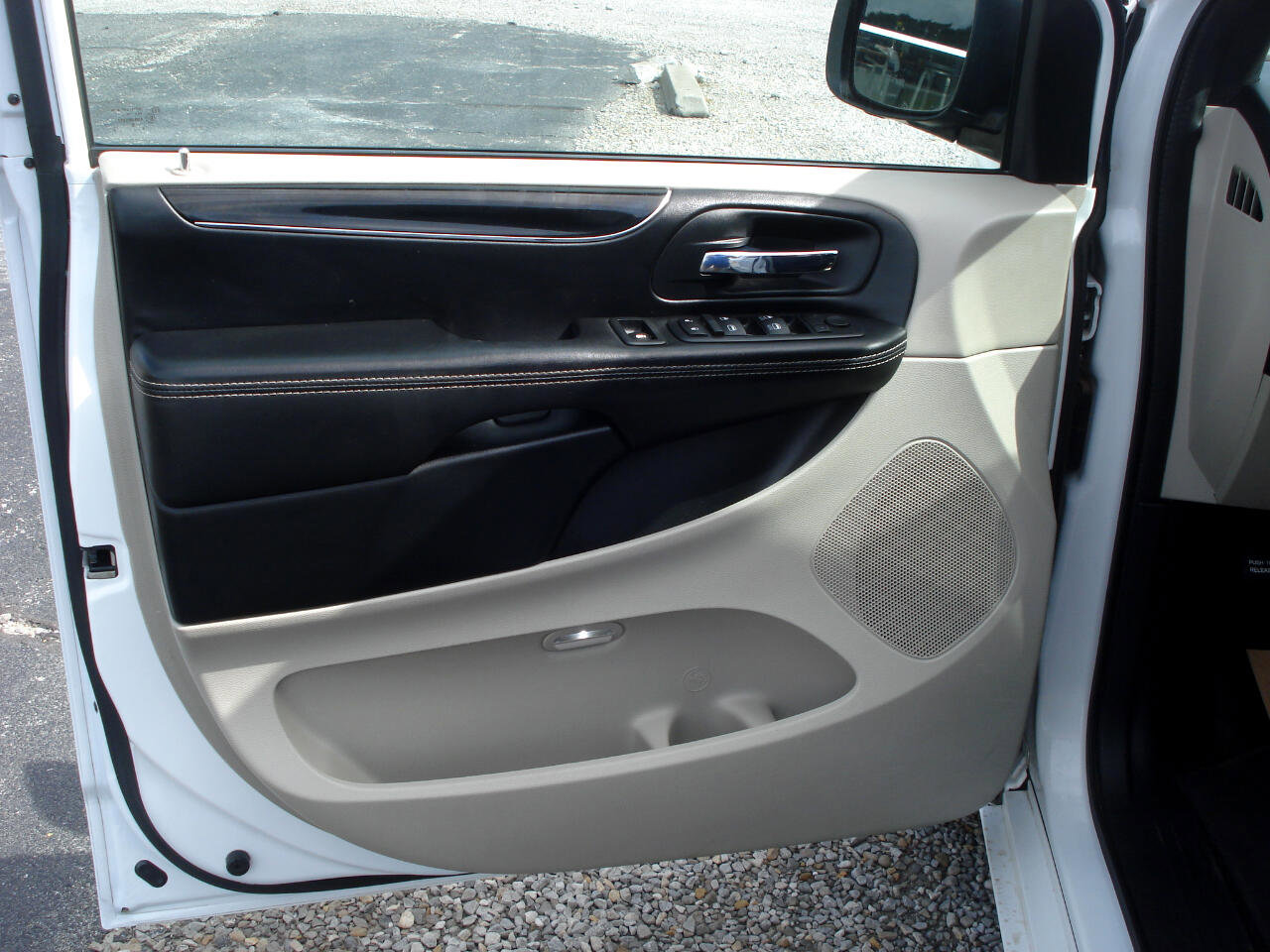 Used 2016 Dodge Grand Caravan SE image 9
