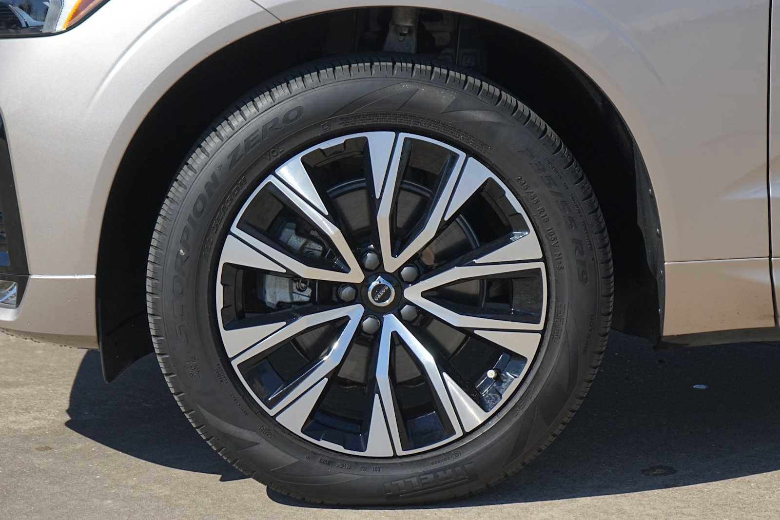 Used 2024 Volvo XC60 B5 Core w/ Protection Package Premier image 7