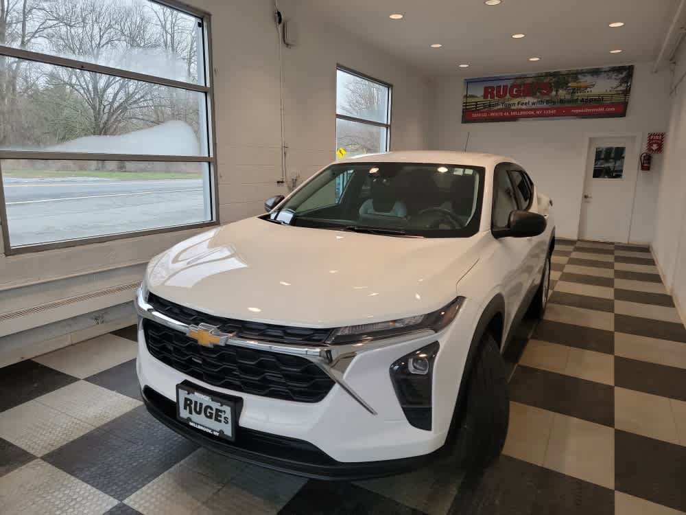 Used 2024 Chevrolet Trax LS FWD image 2