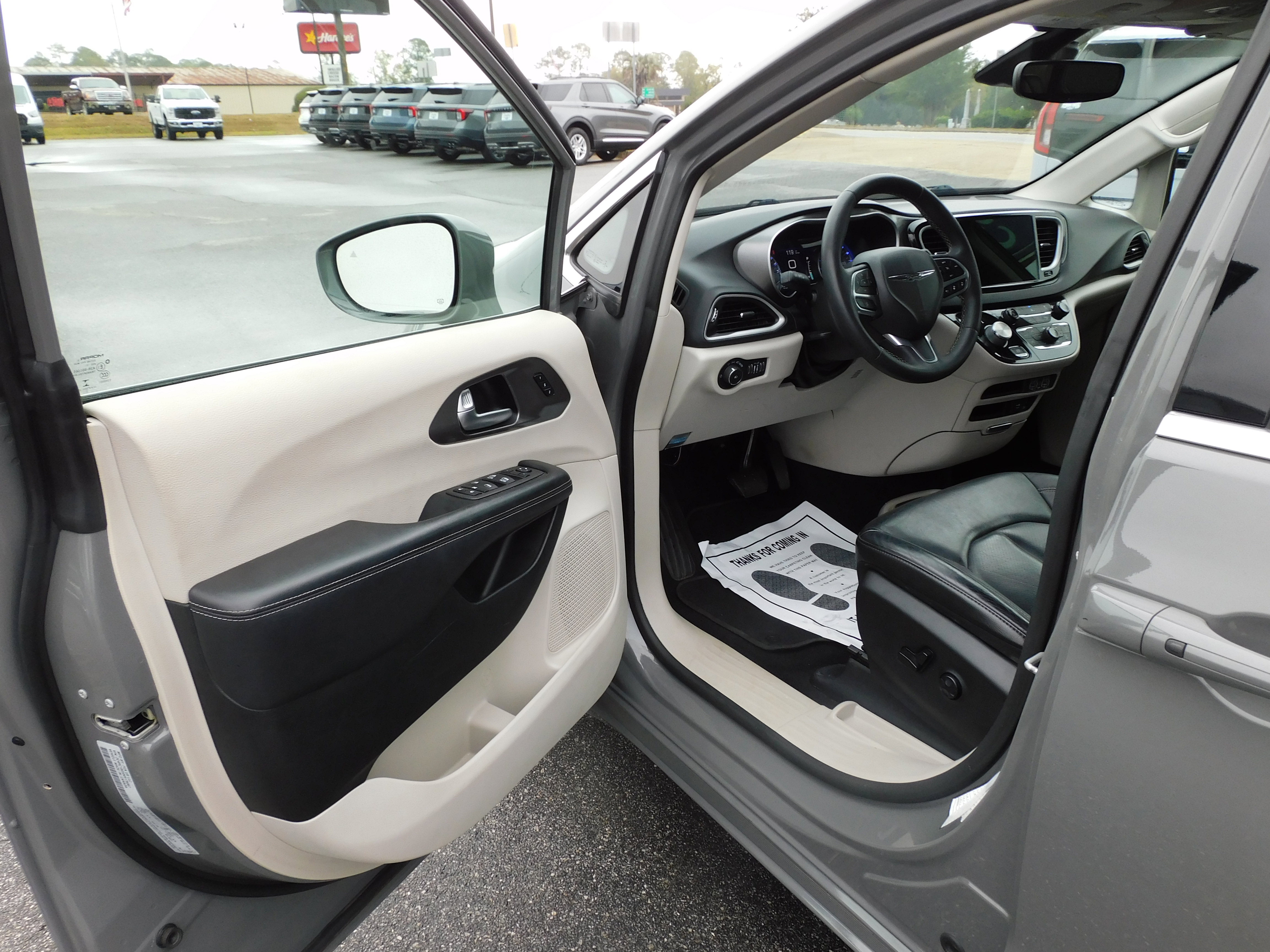 Used 2022 Chrysler Pacifica Touring-L image 8