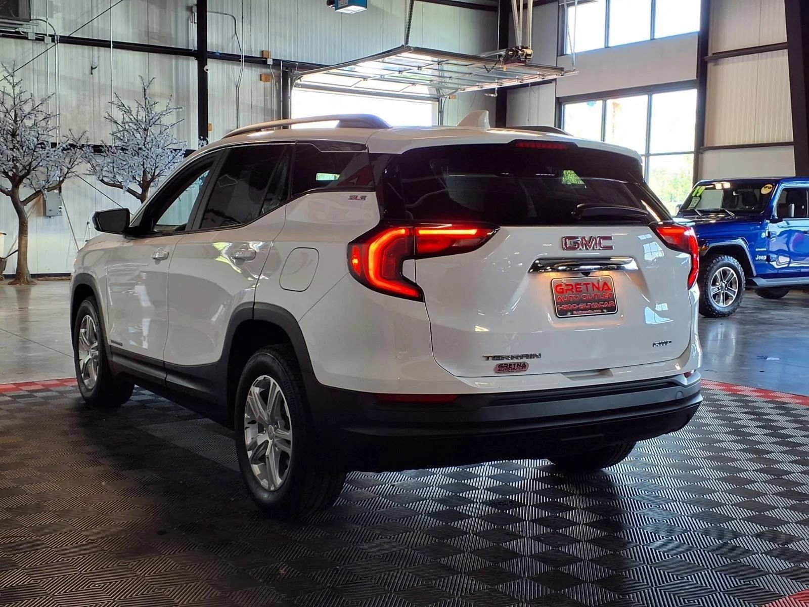 Used 2021 GMC Terrain SLE w/ Driver Convenience Package AWD/4WD image 4